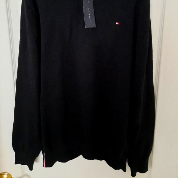 BNWT Tommy Hilfiger Sweatshirt - Picture 2 of 3